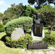 黎焕颐纪念碑：诗魂永驻，，，，，，岁月铭刻